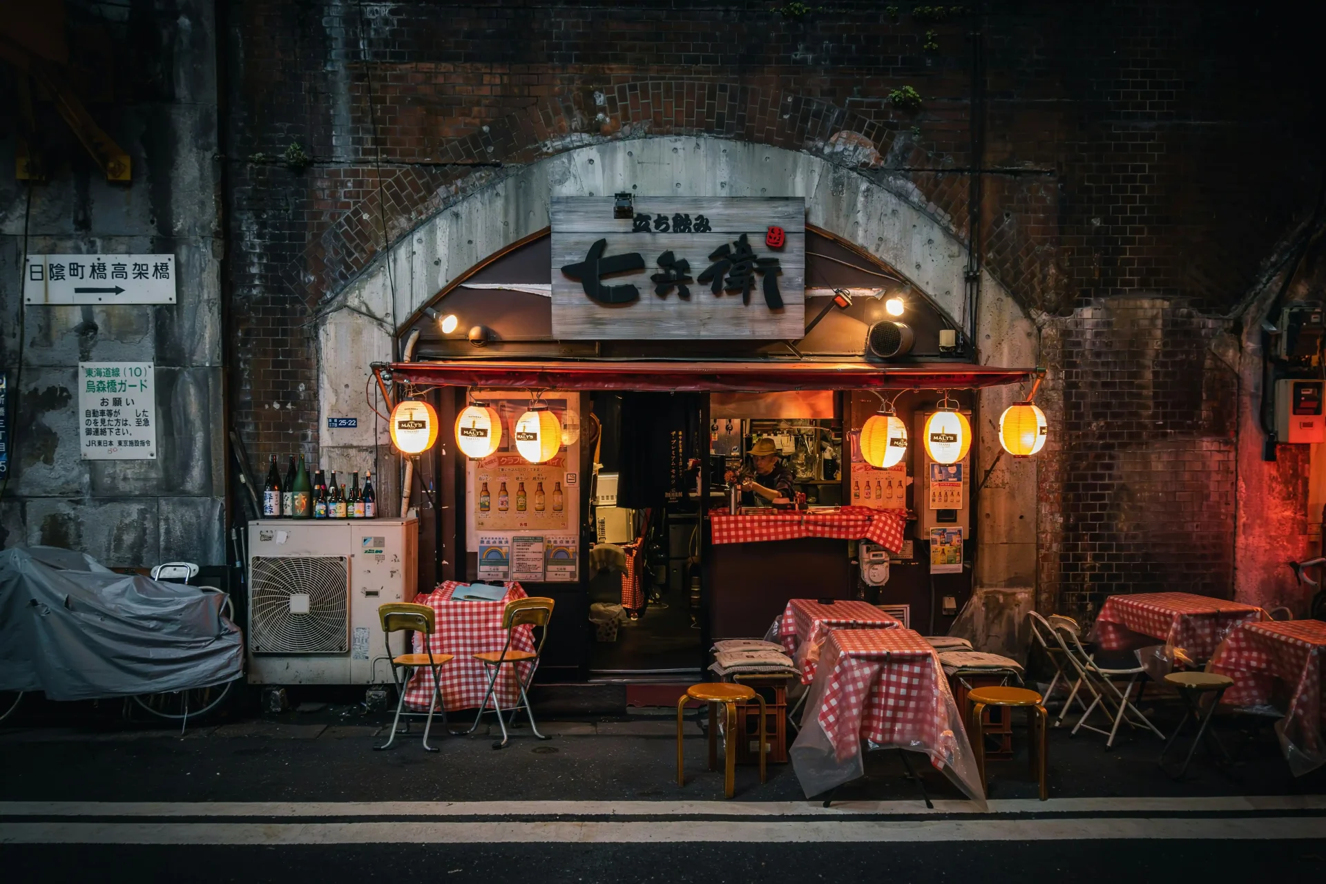 Experiencing the cozy warmth of a small restaurant in Japan while exploring local flavors is one of the main reasons spring and autumn are considered the best time to visit Tokyo.
