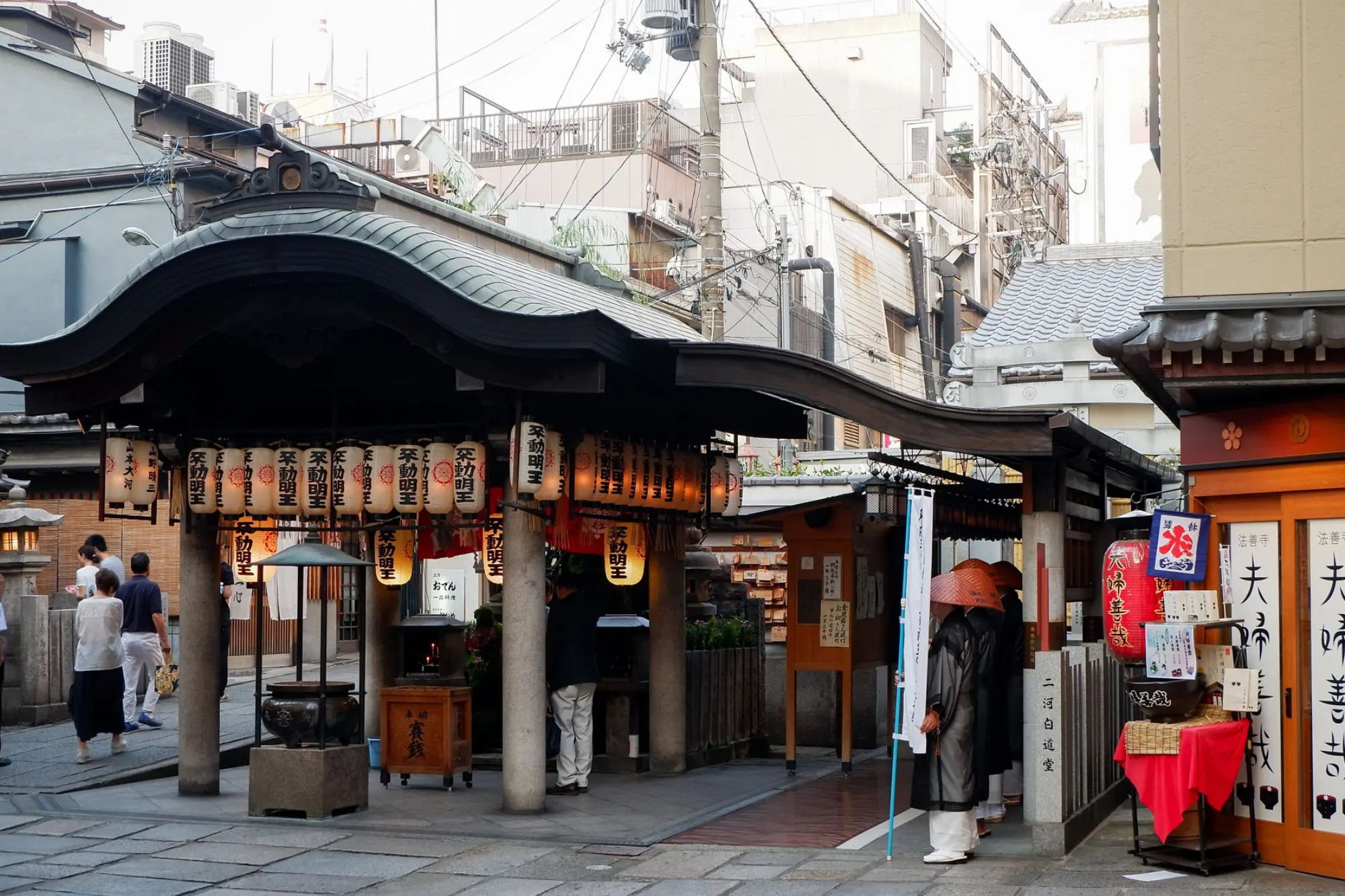 Hozenji Yokocho: A Quieter Dining Alley